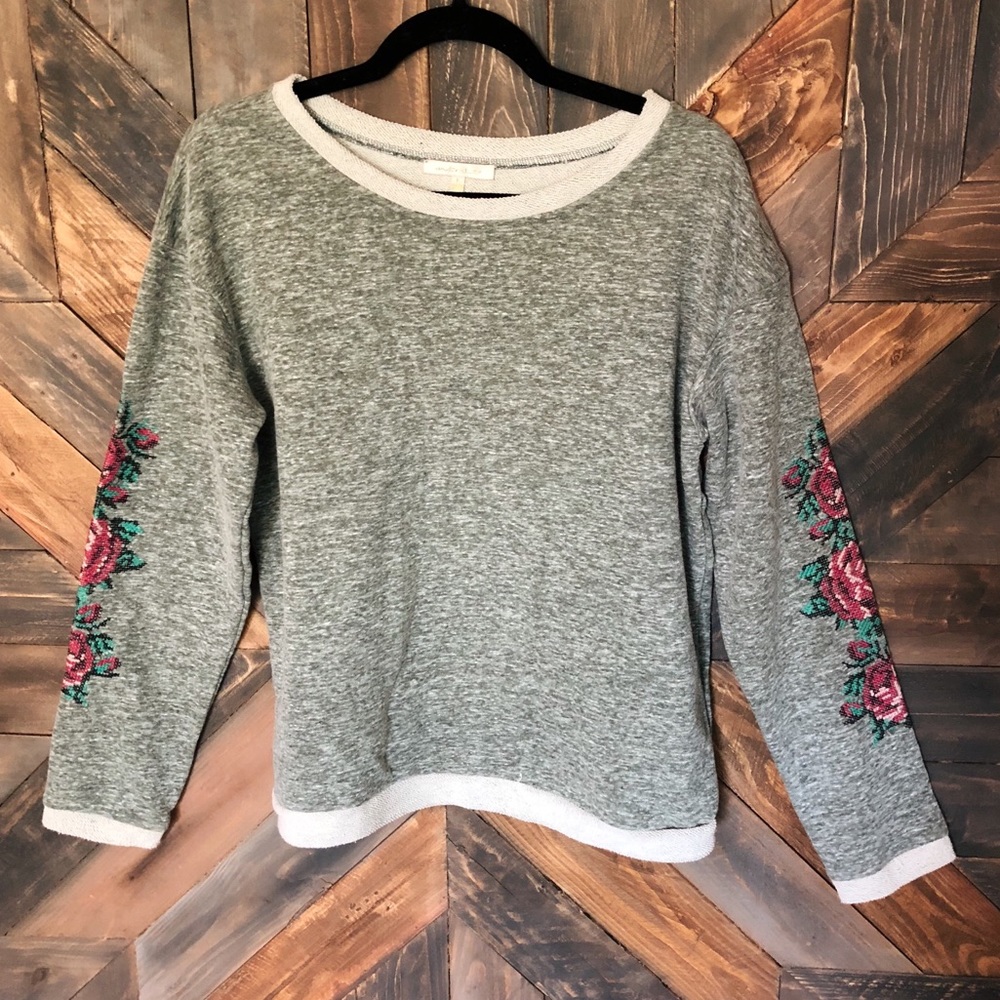Boho sweater with Rose detailed sleeves size L